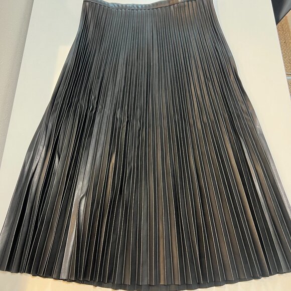 Banana Republic Factory Black Vegan Leather Pleated Skirt - Size 12 - Picture 1 of 3